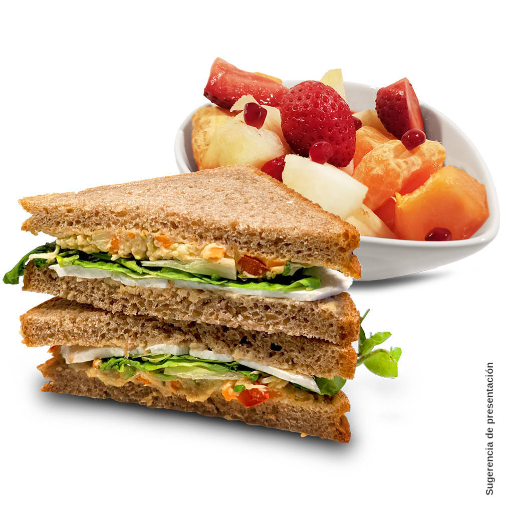 sándwich vegetariano y ensalada de frutas frescas de tapasdelhuerto