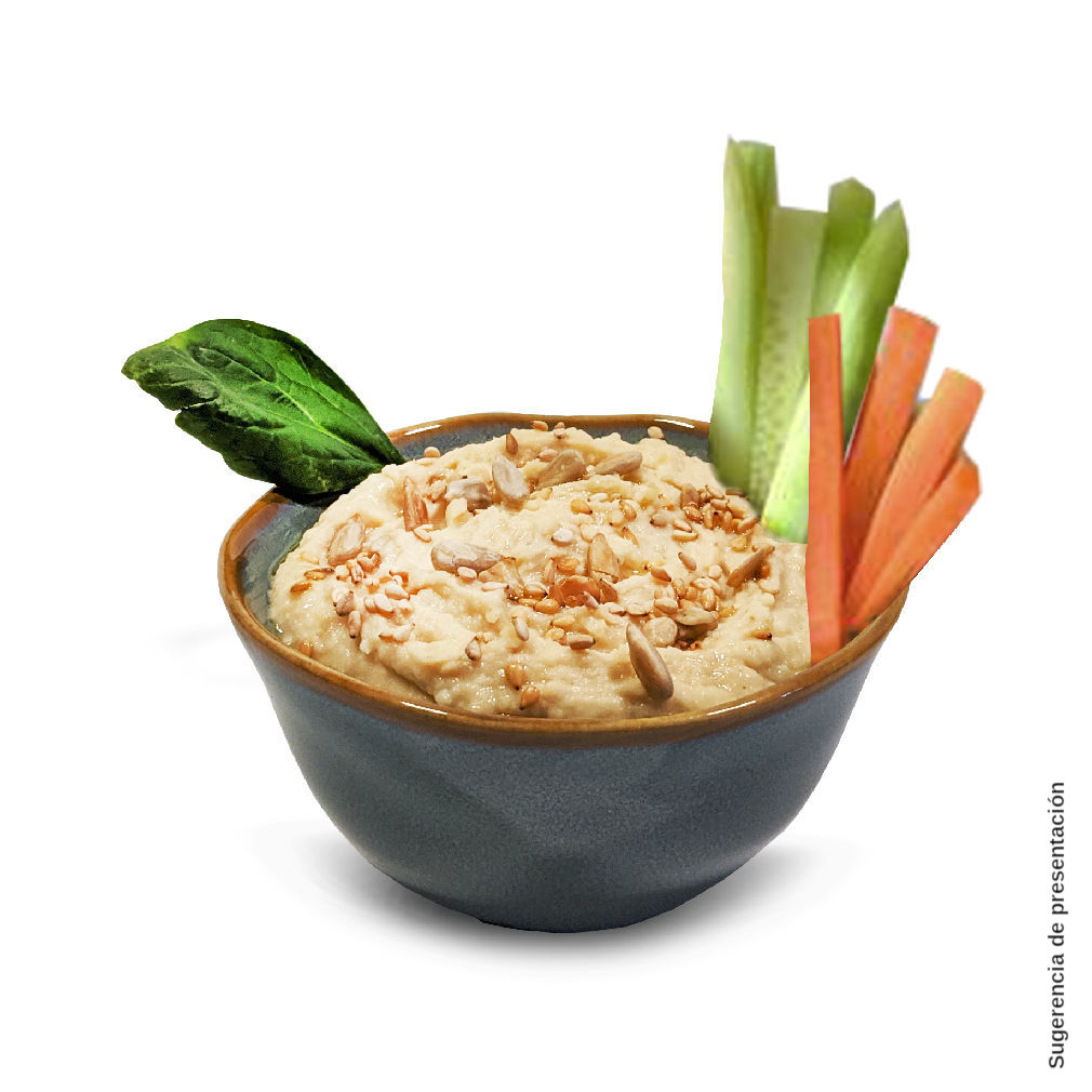 hummus artesanal de tapasdelhuerto servido como una crudité de zanahoria y apio