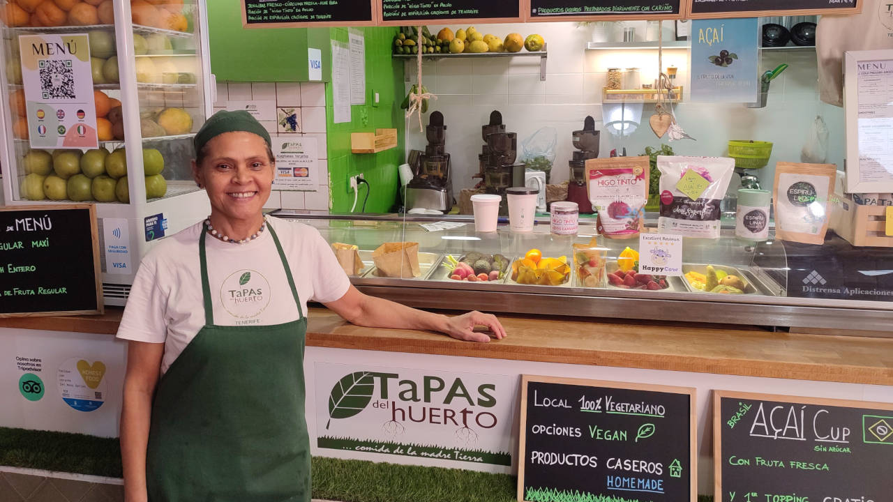 Maria, la dueña, en frente de su local tapasdelhuerto