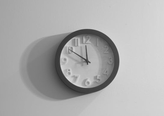 reloj en la pared para el horario de recogida de pedidos